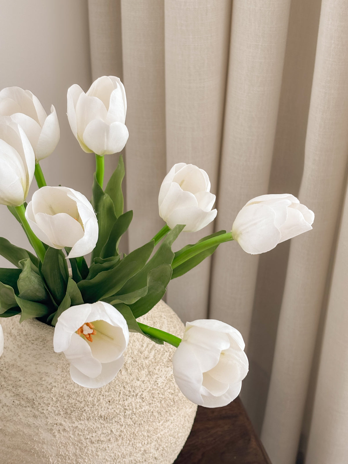 Detail view: artificial white tulips by FAUX Dubai