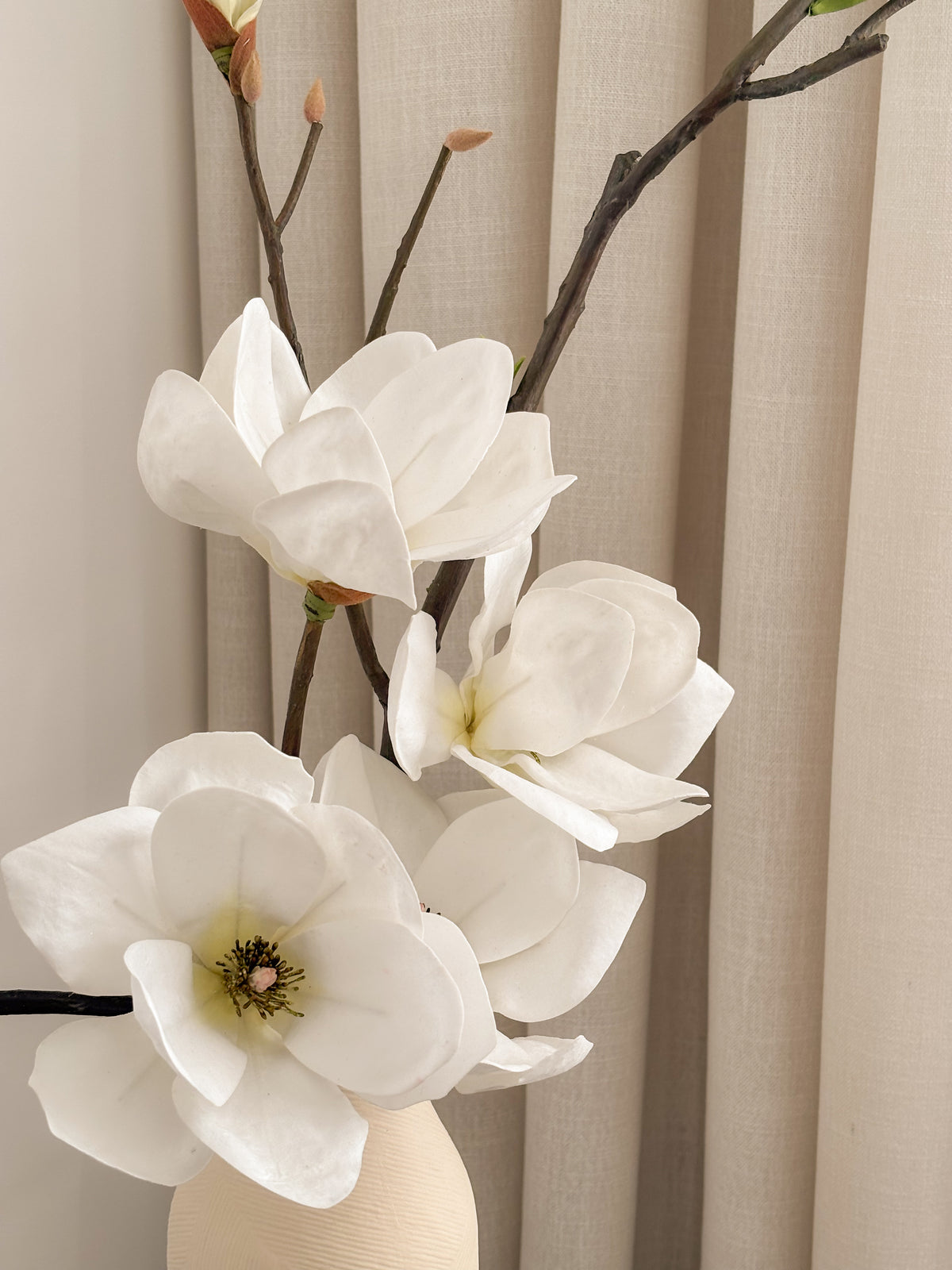 Detail view: artificial white magnolia blooms by FAUX Dubai