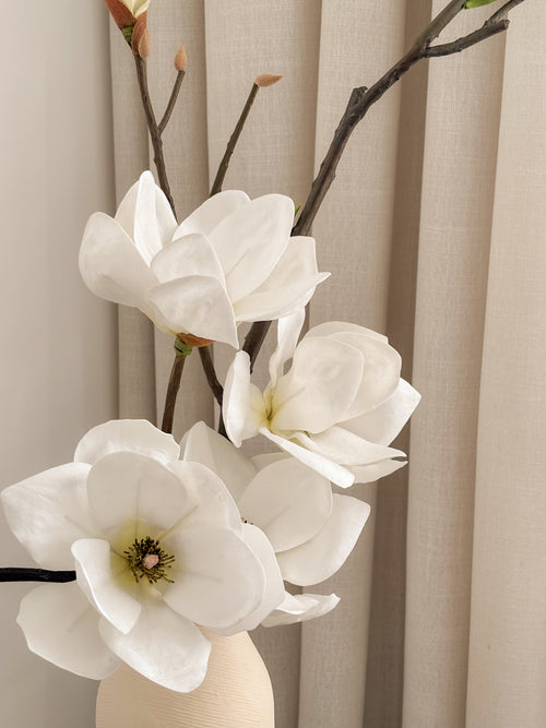 Detail view: artificial white magnolia blooms by FAUX Dubai