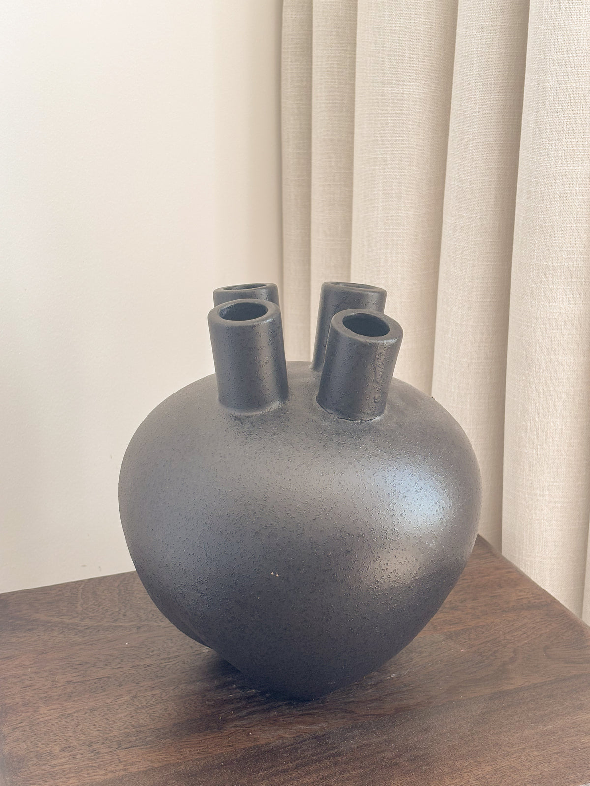 Black ceramic vase with four openings, Vase Atlas by FAUX Dubai